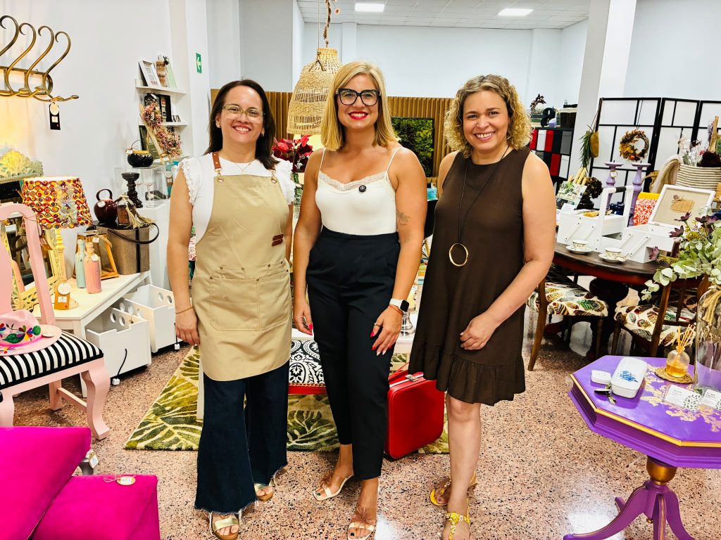 Irene Navarro, alcaldesa de Petrer, con las fundadoras de Estilo Verde en el estudio de interiorismo